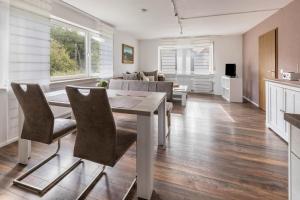 a kitchen and living room with a table and chairs at Ferienhaus Rosswangen in Balingen