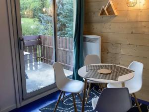 Balkón alebo terasa v ubytovaní Studio cosy au pied des pistes avec balcon et parking – La Salle-les-Alpes - FR-1-330F-215 + 19 fotografií