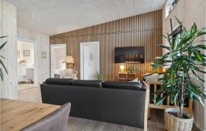 Øster Hurup的住宿－Gorgeous Home In Hadsund With Sauna，客厅配有沙发和桌子