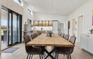 Η κουζίνα ή μικρή κουζίνα στο Gorgeous Home In Hadsund With Sauna