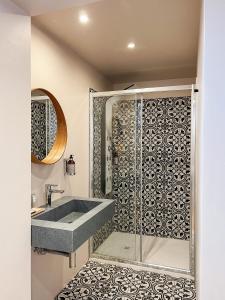 Um banheiro em Hotel Villa Rosa Riviera