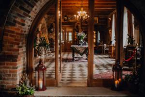 an arched hallway with a brick wall and a table at Żabi Dwór - HOTEL - RESTAURACJA - SPA in Zielona Góra