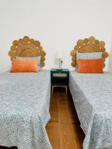 dos camas sentadas una al lado de la otra en una habitación en Apartamento con amplia terraza en la playa, en Puerto del Carmen