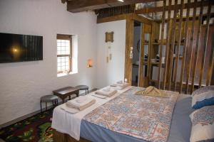 Cette chambre comprend un lit avec une table et des chaises. dans l'établissement Old Mill apartment, à Mostar