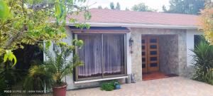 una pequeña casa con una ventana y una puerta en Westside - Habitación con baño privado en Santa Cruz