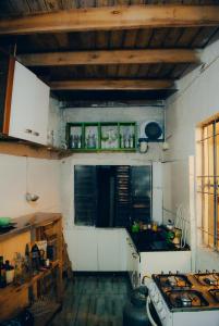 uma cozinha com um fogão e um lavatório em The Juanna's Hostal y bistro cultural em Rivera