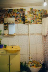 een badkamer met een wastafel en een toilet bij The Juanna's Hostal y bistro cultural in Rivera