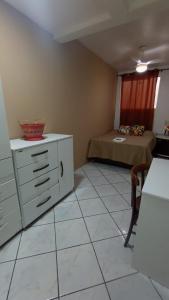 Habitación con 1 dormitorio con cama y escritorio. en Insta Hostel Floripa, en Florianópolis