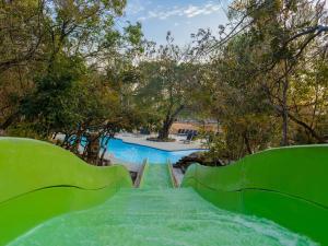 eine Wasserrutsche in einem Wasserpark in der Unterkunft Waterberg Game Park in Mokopane