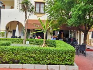 Zahrada ubytování Monte Duquesa large 2 bed ground floor, close to Port and Beach with communal pool