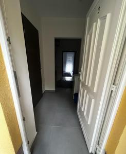un couloir menant à une chambre avec porte dans l'établissement Forrás Apartman, à Egerszalók