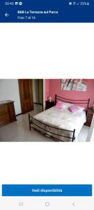 Una foto de un dormitorio con una cama rosa en B&B La Terrazza sul Parco, en Sulmona