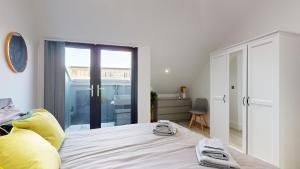 a bedroom with a bed with towels on it at Penthouse Style Apartment in London