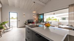 TV i/ili multimedijalni sistem u objektu The Wave - Excellently located Penthouse with pool