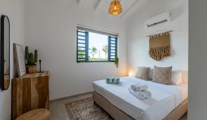 Krevet ili kreveti u jedinici u okviru objekta The Wave - Excellently located Penthouse with pool