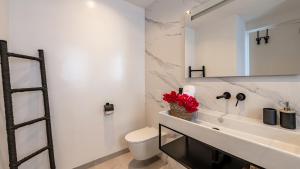 Kupatilo u objektu The Wave - Excellently located Penthouse with pool