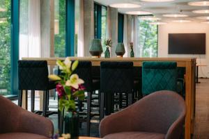 einen Konferenzraum mit Stühlen und einem Tisch mit einem TV in der Unterkunft Hotel Restaurant Krone in Sulzbach am Kocher
