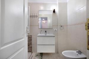 Koupelna v ubytování Beach Front Apartment Puertito + 18 fotografií