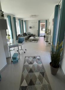 ein Wohnzimmer mit einem Sofa und einem Tisch in der Unterkunft Ferienwohnung Eden in Mellrichstadt