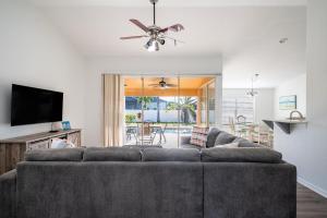 TV a/nebo společenská místnost v ubytování Serene 3-Bedroom Haven near Sanibel Beach!