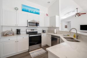 Kuchyň nebo kuchyňský kout v ubytování Serene 3-Bedroom Haven near Sanibel Beach!