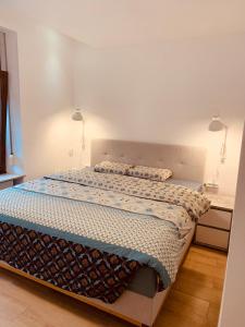1 dormitorio con 1 cama en una habitación en Nice private room in Luxembourg City, en Luxemburgo
