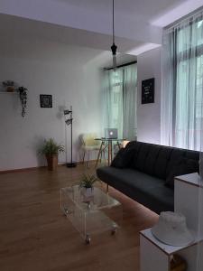 sala de estar con sofá negro y mesa en Super Central Dom+River Apartment en Colonia