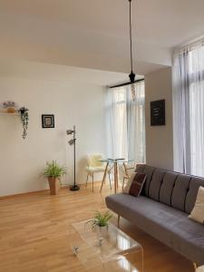sala de estar con sofá y mesa en Super Central Dom+River Apartment en Colonia