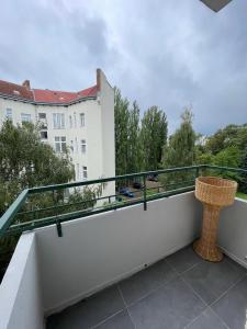 - un balcon avec vue sur un bâtiment dans l'établissement Bright: Flat with Balcony - Kitchen - Free Parking, à Berlin