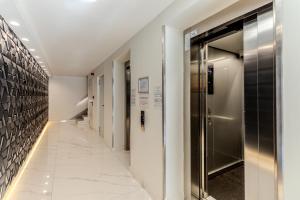 un pasillo con ascensores en un edificio en Infinite Horizons - Modern Living in North Business District, en Bucarest