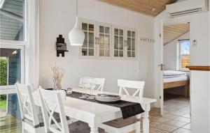 un comedor blanco con una mesa y sillas blancas en Beautiful Home In Kerteminde With Wifi, en Kerteminde