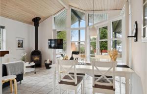 sala de estar con mesa, sillas y chimenea en Beautiful Home In Kerteminde With Wifi en Kerteminde