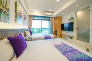 冬山郷にあるHua Su Travel B&Bのベッド2台とテレビがあるホテルの部屋 +32枚の写真