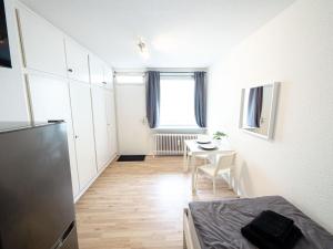 Zimmer mit einem Bett, einem Tisch und einem Fenster in der Unterkunft Work & stay in Ahrensburg in Ahrensburg