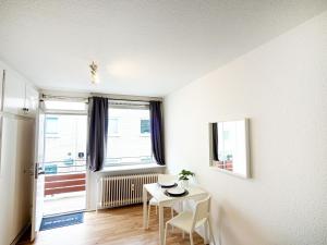 ein kleines Zimmer mit einem Tisch und einem Fenster in der Unterkunft Work & stay in Ahrensburg in Ahrensburg