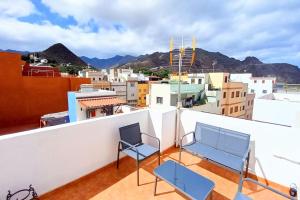 d'un balcon avec deux chaises et vue sur la ville. dans l'établissement Habitación privada Dorive con baño privado, à San Andrés