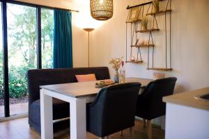een keuken en eetkamer met een tafel en stoelen bij De Bosuil in Zuidwolde