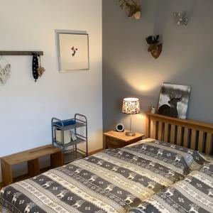 ein Schlafzimmer mit einem Bett, einem Tisch und einer Lampe in der Unterkunft Steinadler Seekareck FL - Skiing Holiday in Obertauern in Obertauern