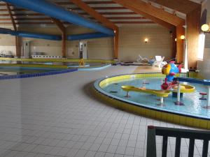 een groot binnenzwembad met een waterpark bij Kustverhuur, Park Scheldeveste Schelde 007 in Breskens