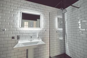 Koupelna v ubytování Domus Balthasar Boutique Hotel + 37 fotografií