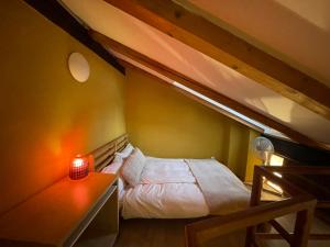 Ein Bett oder Betten in einem Zimmer der Unterkunft Classical Maisonnette near Charles Bridge