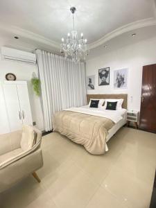 a bedroom with a large bed and a chandelier at Mansão Digital in Brasilia
