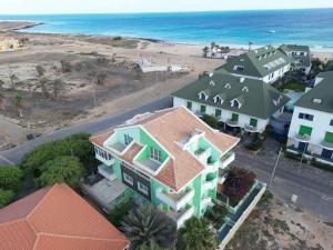 uma vista aérea de uma casa e da praia em Wind - Apartments close to the beach em Santa Maria