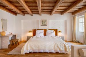 - une chambre avec un grand lit et un plafond en bois dans l'établissement Domus Balthasar Boutique Hotel, à Prague