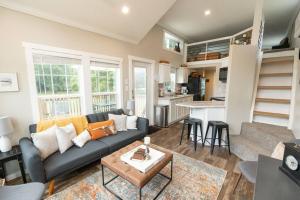 uma sala de estar com um sofá e uma mesa em Pet friendly Tiny House Rental with new Access to Guadalupe River NBTX em New Braunfels