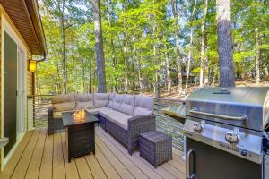 patio con sofá y barbacoa en la terraza en Forest-View Poconos Cabin with Hot Tub!, en East Stroudsburg