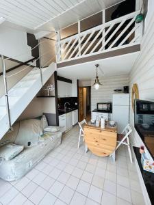 cocina y sala de estar con 2 literas en "LE PETIT PARADIS" Appartement duplex, vue mer et port, 5 personnes, accès parc aquatique gratuit, en Talmont
