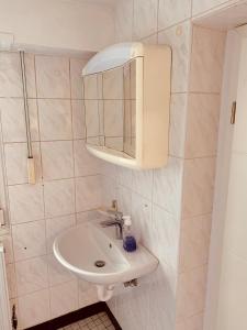 y baño con lavabo y espejo. en Nice private room in Luxembourg City, en Luxemburgo