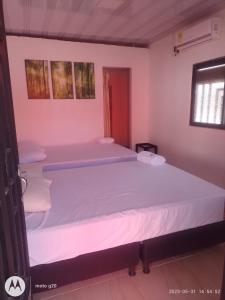 Giường trong phòng chung tại Alojamiento la esmeralda