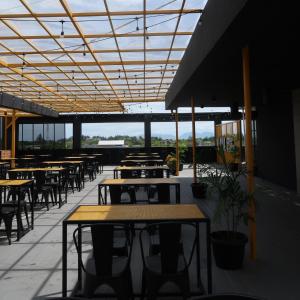 une rangée de tables et de chaises dans un restaurant dans l'établissement Fhandika Boutique Inc., à Geutieue